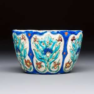 A polychrome Kutahya pottery lobed bowl — photo 2
