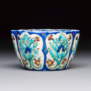 A polychrome Kutahya pottery lobed bowl — photo 3
