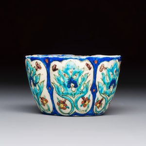 A polychrome Kutahya pottery lobed bowl — photo 4