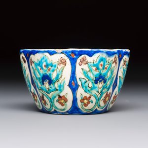 A polychrome Kutahya pottery lobed bowl — photo 5