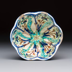 A polychrome Kutahya pottery lobed bowl — photo 6