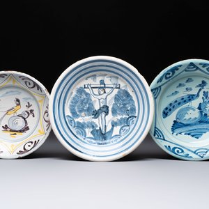 A polychrome maiolica dish and two blue and white dishes, Northern Netherlands, 17/18th C. — foto 1