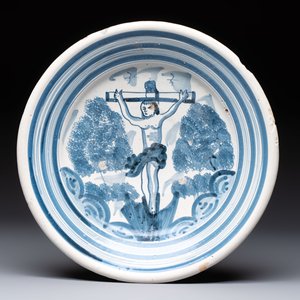 A polychrome maiolica dish and two blue and white dishes, Northern Netherlands, 17/18th C. — foto 2
