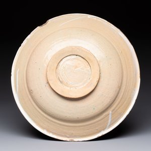 A polychrome maiolica dish and two blue and white dishes, Northern Netherlands, 17/18th C. — foto 3