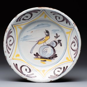 A polychrome maiolica dish and two blue and white dishes, Northern Netherlands, 17/18th C. — foto 4