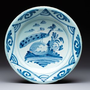 A polychrome maiolica dish and two blue and white dishes, Northern Netherlands, 17/18th C. — foto 6