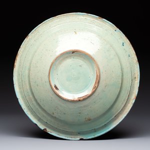 A polychrome maiolica dish and two blue and white dishes, Northern Netherlands, 17/18th C. — foto 7