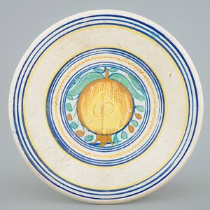 A polychrome maiolica dish with an orange, Antwerp or Haarlem, ca. 1580-1600 — photo 1
