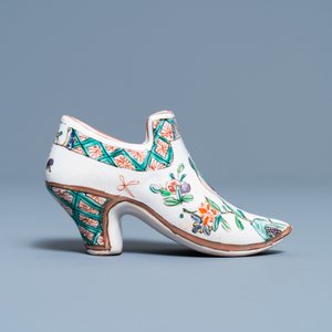 A polychrome petit feu and gilded Dutch Delft covered vase, a shoe and a pair of cashmere palette covered vases, 18/19th C. — 照片 14