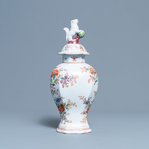 A polychrome petit feu and gilded Dutch Delft covered vase, a shoe and a pair of cashmere palette covered vases, 18/19th C. — 照片 4