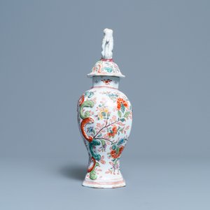 A polychrome petit feu and gilded Dutch Delft covered vase, a shoe and a pair of cashmere palette covered vases, 18/19th C. — 照片 5