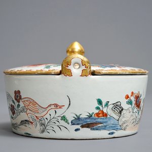 A polychrome petit feu and gilded Dutch Delft famille rose-style butter tub, 18th C. — photo 3
