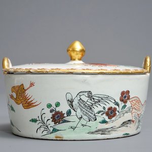 A polychrome petit feu and gilded Dutch Delft famille rose-style butter tub, 18th C. — photo 4