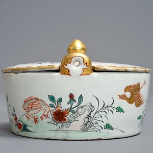A polychrome petit feu and gilded Dutch Delft famille rose-style butter tub, 18th C. — photo 5