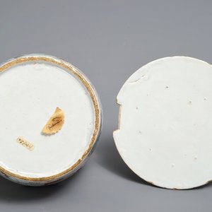 A polychrome petit feu and gilded Dutch Delft famille rose-style butter tub, 18th C. — photo 7