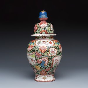 A polychrome petit feu Dutch Delft famille rose-style chinoiserie three-piece garniture — photo 11