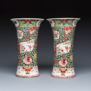 A polychrome petit feu Dutch Delft famille rose-style chinoiserie three-piece garniture — photo 2
