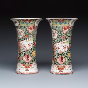A polychrome petit feu Dutch Delft famille rose-style chinoiserie three-piece garniture — photo 4