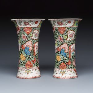 A polychrome petit feu Dutch Delft famille rose-style chinoiserie three-piece garniture — photo 5