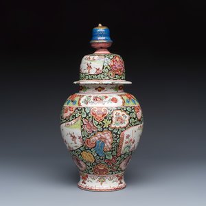 A polychrome petit feu Dutch Delft famille rose-style chinoiserie three-piece garniture — photo 9
