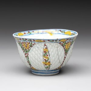 A polychrome pottery Kutahya cup and a mug, Turkey, 18th C. — photo 2
