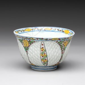 A polychrome pottery Kutahya cup and a mug, Turkey, 18th C. — photo 4