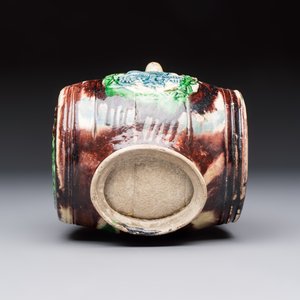 A polychrome Saintonge pottery barrel with a griffin, France, 16th C. — foto 7