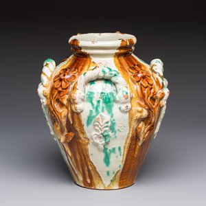 A polychrome Saintonge pottery vase with rope twist handles and mascarons, France, 17th C. — 照片 1