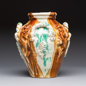 A polychrome Saintonge pottery vase with rope twist handles and mascarons, France, 17th C. — 照片 2
