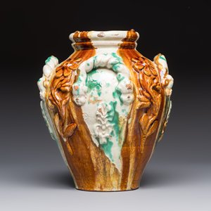 A polychrome Saintonge pottery vase with rope twist handles and mascarons, France, 17th C. — 照片 3