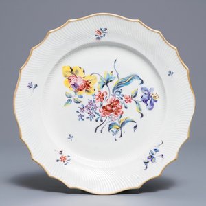 A polychrome Tournai faience 'flower bouquet' plate, 18th C. — 照片 1