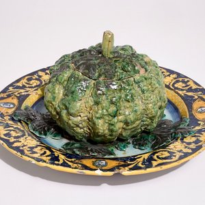 A polychrome trompe l'oeil cabbage-shaped tureen on stand, Italy, 18/19th C. — 照片 1
