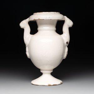 A polychrome two-handled vase, Nevers, 17th C. — photo 3
