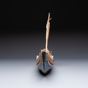 A polychrome wooden model of a traditional Madurese boat, Indonesia, 19/20th C. — foto 3