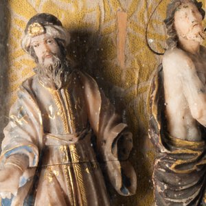 A polychromed and gilded alabaster 'flagellation' group in glass display, South-Italy, 17th C. — 照片 5