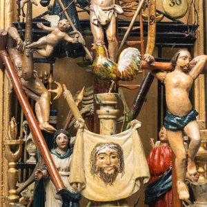 A polychromed wooden 'Golgotha' group with all the Instruments of the Passion in glass display, France or Italy, 18th C. — photo 8