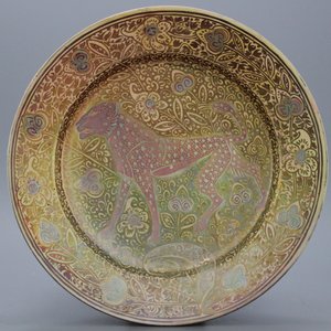 A Porceleyne Fles Dutch Delft lusterware dish with a leopard ca. 1920 — 照片 1
