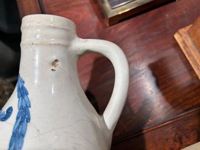 A Portuguese blue and white armorial ewer inscribed Jacob Schröder, Lisbon, dated 1644 — 照片 1