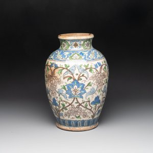 A Qajar polychrome pottery 'flower scroll' vase, Iran, 19th C. — foto 1