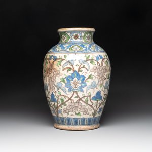 A Qajar polychrome pottery 'flower scroll' vase, Iran, 19th C. — foto 2