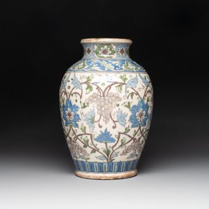 A Qajar polychrome pottery 'flower scroll' vase, Iran, 19th C. — foto 4