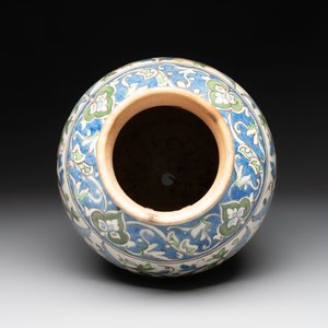 A Qajar polychrome pottery 'flower scroll' vase, Iran, 19th C. — foto 6
