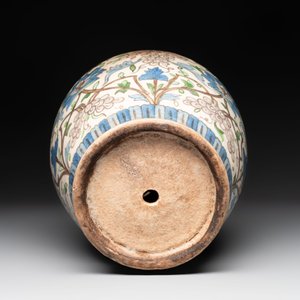 A Qajar polychrome pottery 'flower scroll' vase, Iran, 19th C. — foto 7