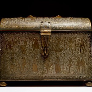 A Qajar style engraved brass box with imaginary creatures, France, 19th C. — 照片 3