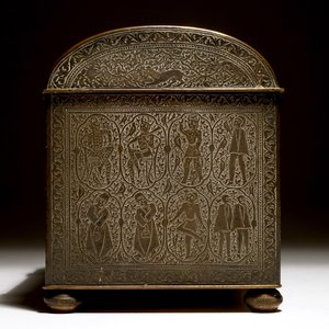 A Qajar style engraved brass box with imaginary creatures, France, 19th C. — 照片 4