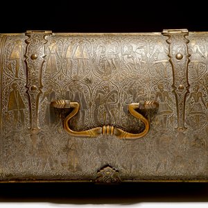A Qajar style engraved brass box with imaginary creatures, France, 19th C. — 照片 7