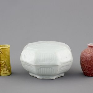 A Qingbai box and cover and two miniature vases, 18th C. — foto 1