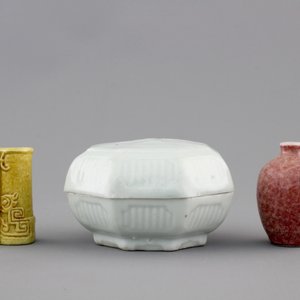 A Qingbai box and cover and two miniature vases, 18th C. — foto 2