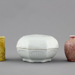 A Qingbai box and cover and two miniature vases, 18th C. — foto 3