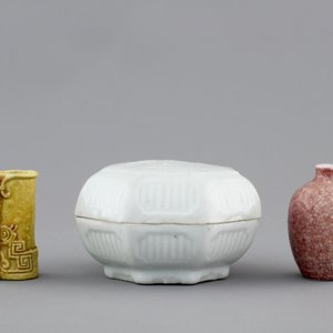 A Qingbai box and cover and two miniature vases, 18th C. — foto 4